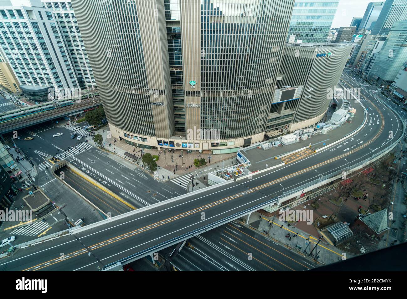 Tokyo, GIAPPONE - FEBBRAIO 2019 : veduta aerea Del Cavalcavia con la folla auto e incrocio pedonale incrocio traffico Ginza nella città di Tokyo il 17 febbraio 2019 Foto Stock