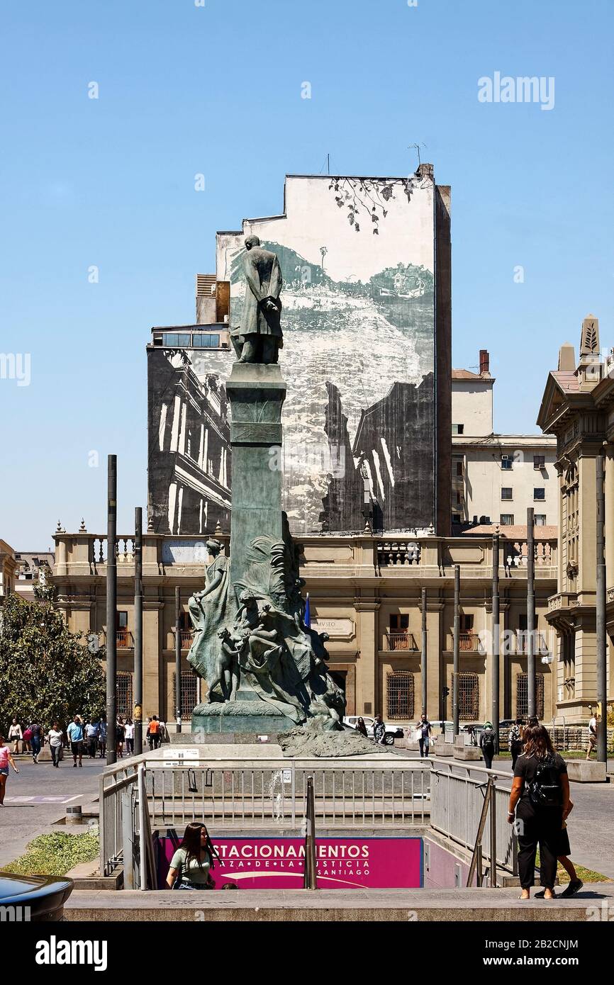 Plaza Montt Varas, Monumento a Antonio Varas de la barra e Manuel Montt, 1904, arte pubblica, ingresso stazione della metropolitana, estacionamentos, grande mural su Foto Stock