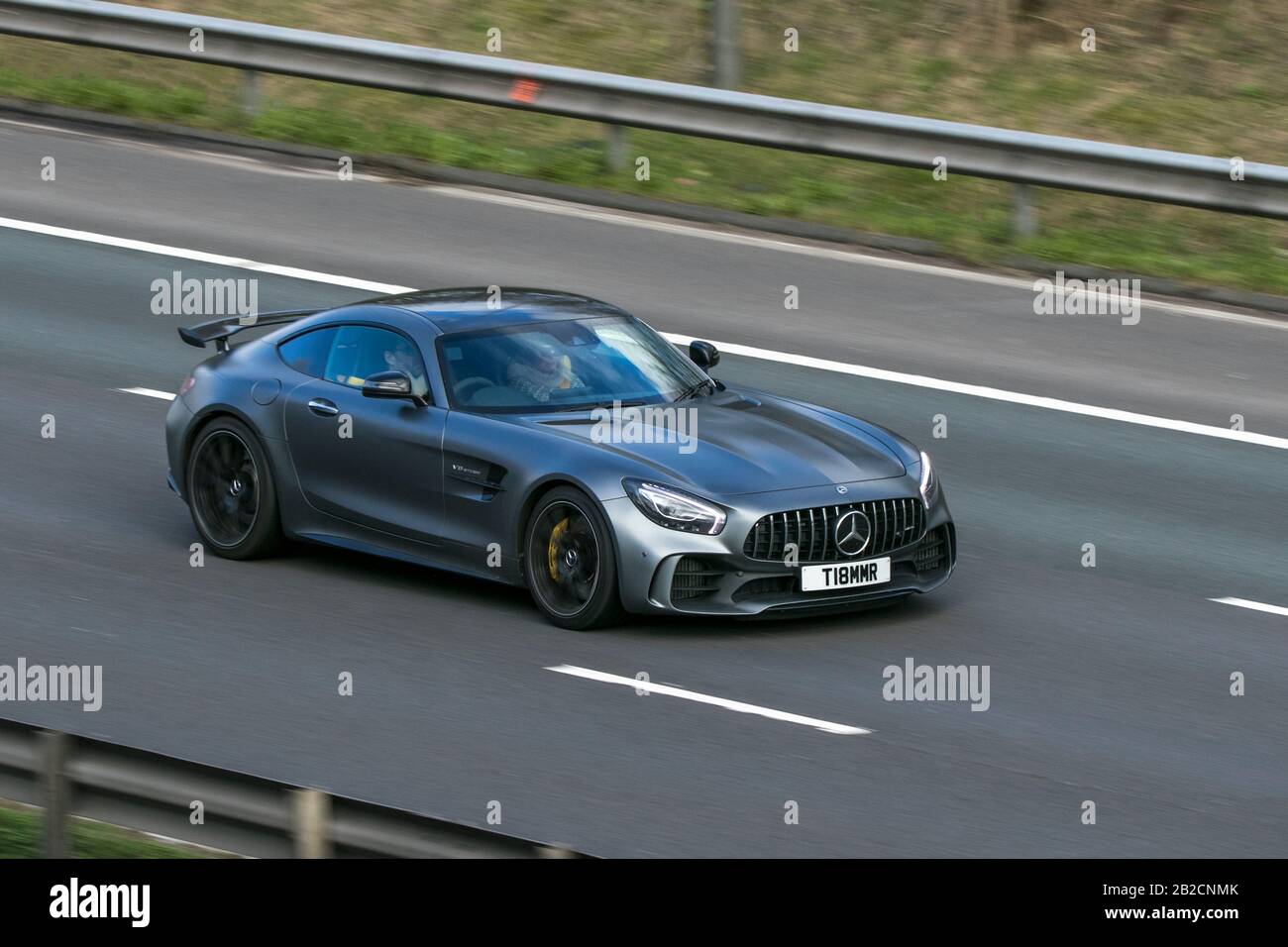 T18MMR Mercedes-Benz Amg Gt R Premium Auto traffico, trasporto, veicoli moderni, berline, veicolo su strade del Regno Unito, motori, automobilismo sull'autostrada M6 Foto Stock