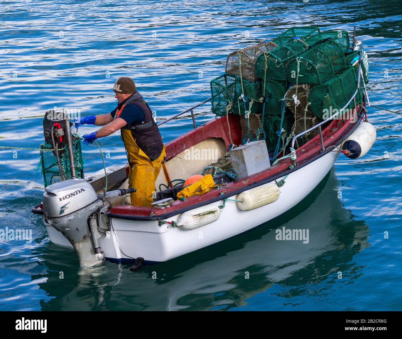 Aragosta pescatore che trasporta pentole di aragosta Foto Stock