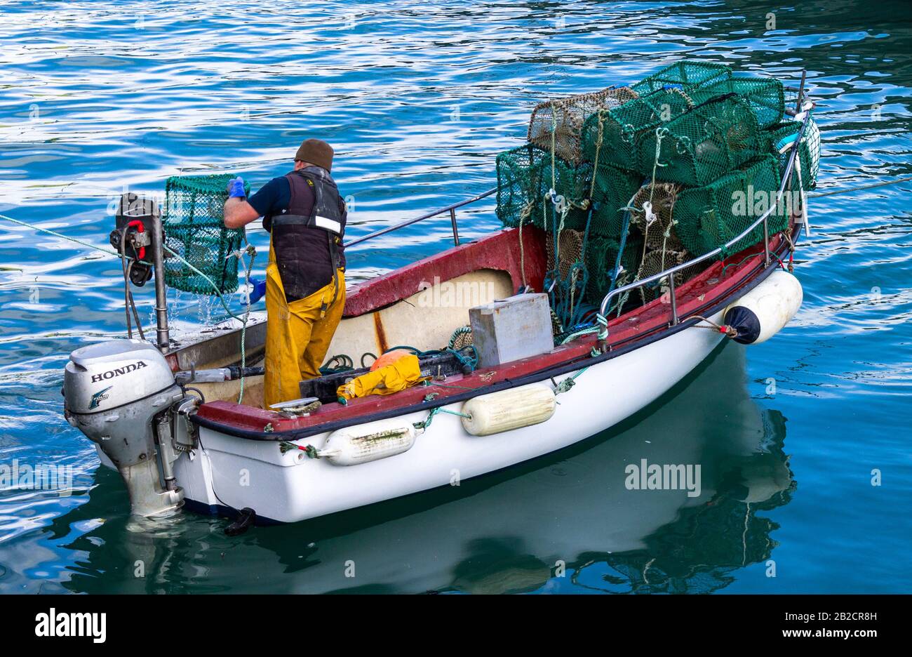 Aragosta pescatore che trasporta pentole di aragosta Foto Stock