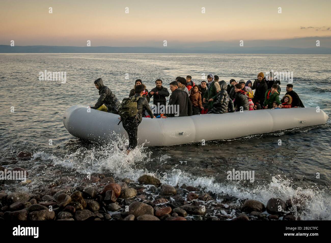 Lesbos, Grecia, 2 marzo 2020: Rifugiati e migranti a bordo raggiungono l'isola greca di Lesbos dopo aver attraversato in gommone il mare Egeo dalla Turchia Foto Stock