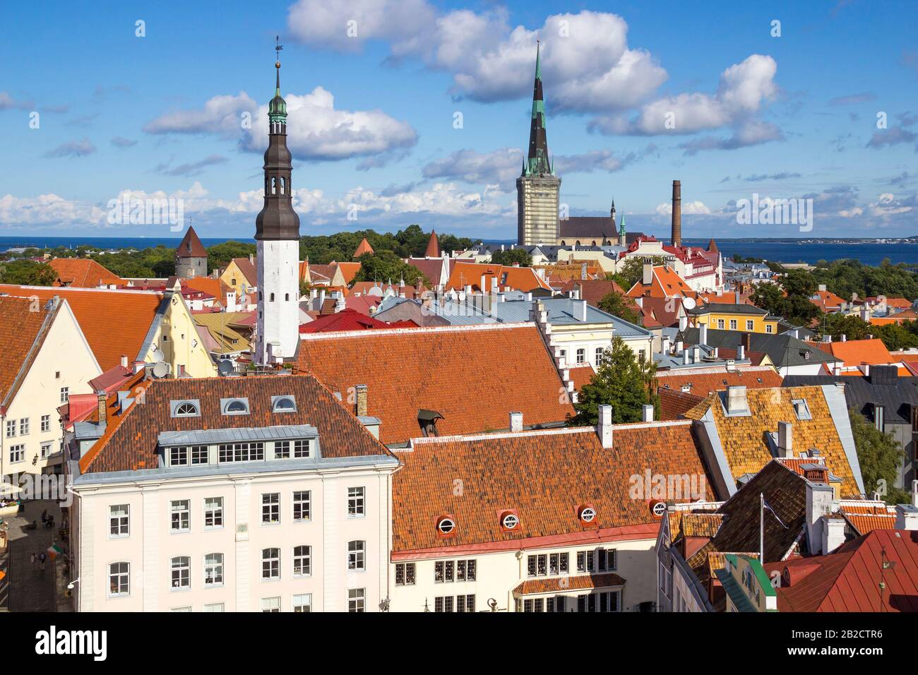 Veduta aerea della città vecchia di Tallinn dalla torre del Municipio, con piazza Raekoja, la chiesa luterana dello Spirito Santo, la chiesa di San Olaf, il porto e il Mar Baltico Foto Stock