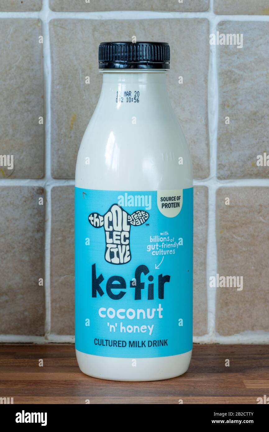 Il kefir ha coltivato la bevanda del latte in una bottiglia, contenente batteri sani ed intestinali, prodotto britannico Foto Stock