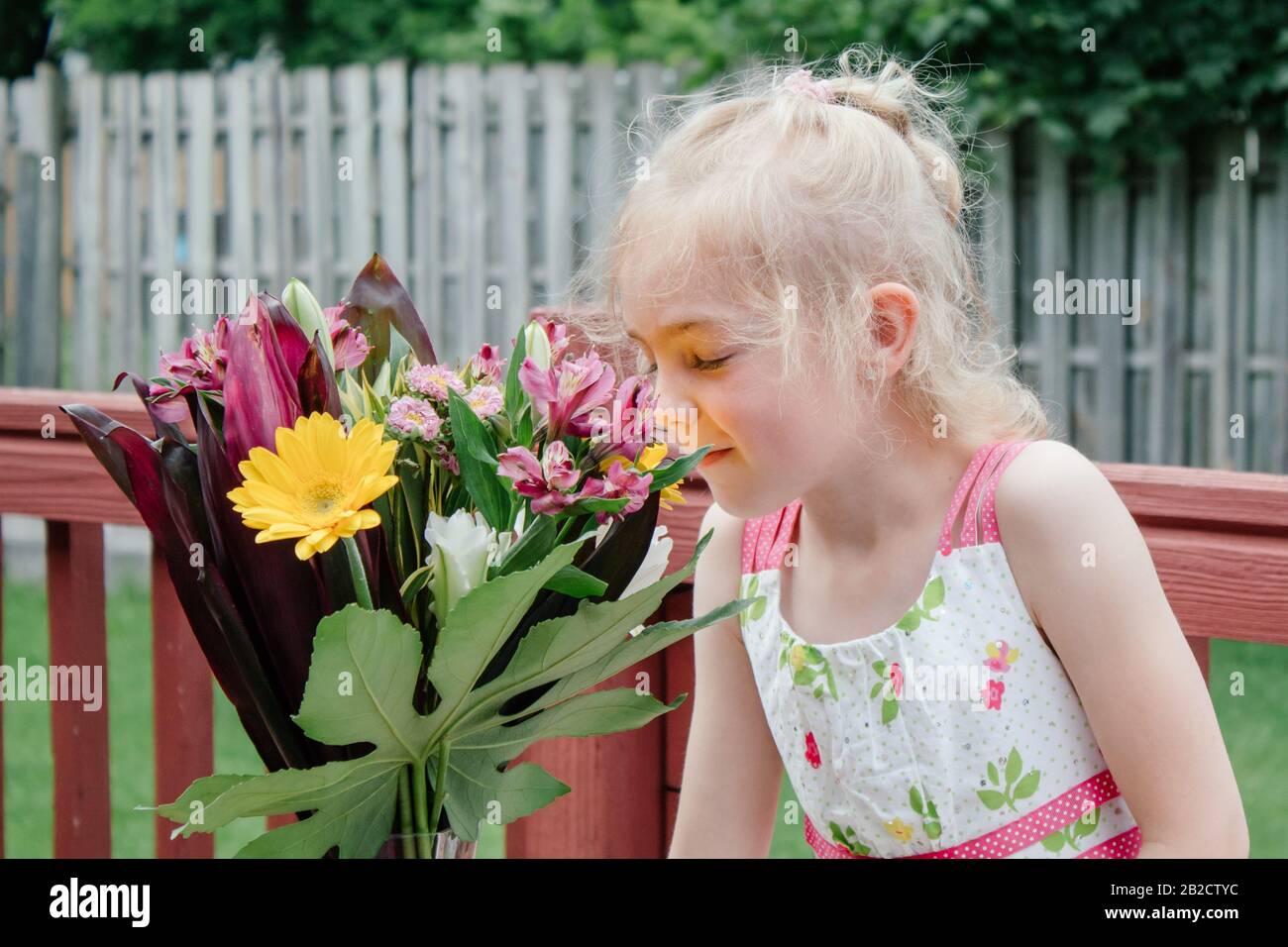 Ragazza giovane in abito Colorato Che Odorano bouquet di fiori in Springtime04 Foto Stock