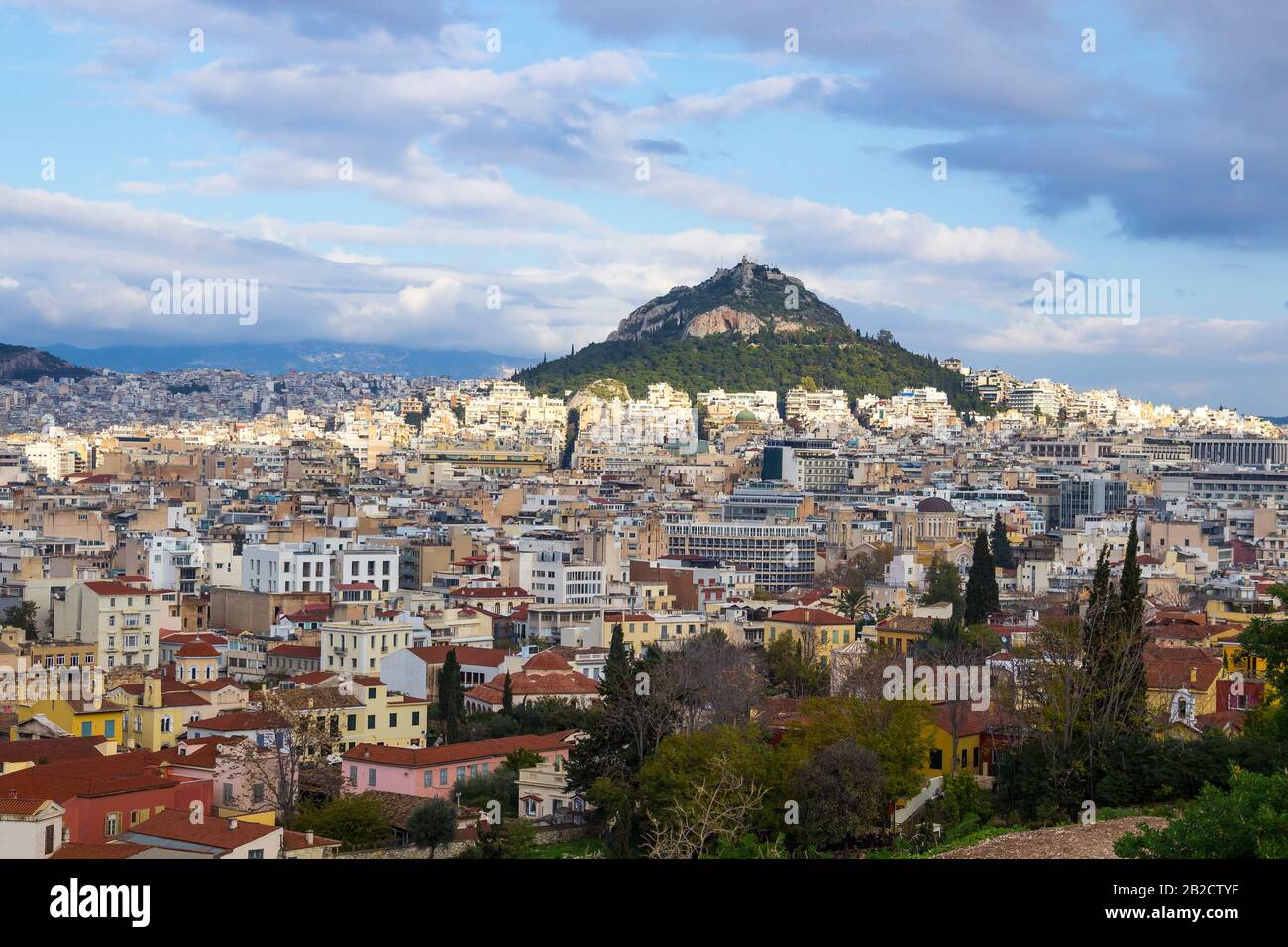 Vista panoramica dello skyline della città vecchia di Atene, Grecia. Monte Lycabettus sullo sfondo. Veduta aerea dalla roccia di Areopagus Foto Stock