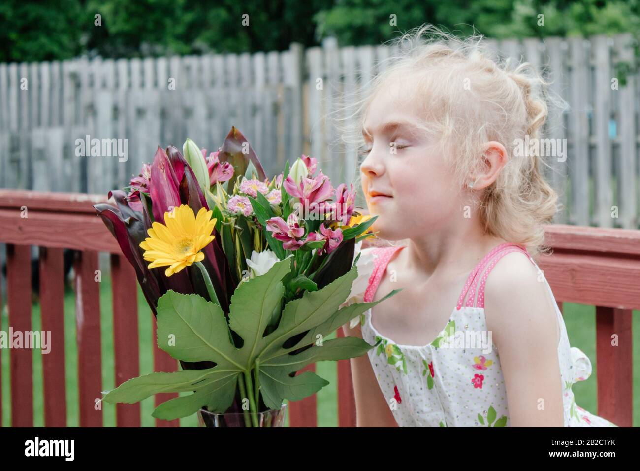Ragazza giovane in abito Colorato Che Odorano bouquet di fiori in Springtime06 Foto Stock