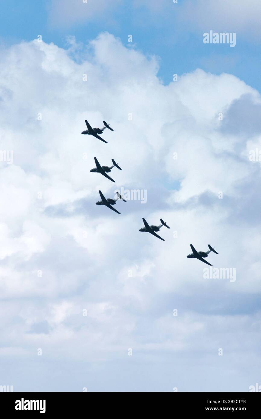 Royal Air Force Parade per il compleanno della Regina visto da Battersea Park a Londra, Inghilterra. La formazione è composta da cinque Hawker Siddeley. Foto Stock