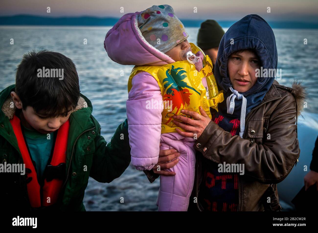 Lesbos, Grecia, 2 marzo 2020: Rifugiati e migranti a bordo raggiungono l'isola greca di Lesbos dopo aver attraversato in gommone il mare Egeo dalla Turchia Foto Stock