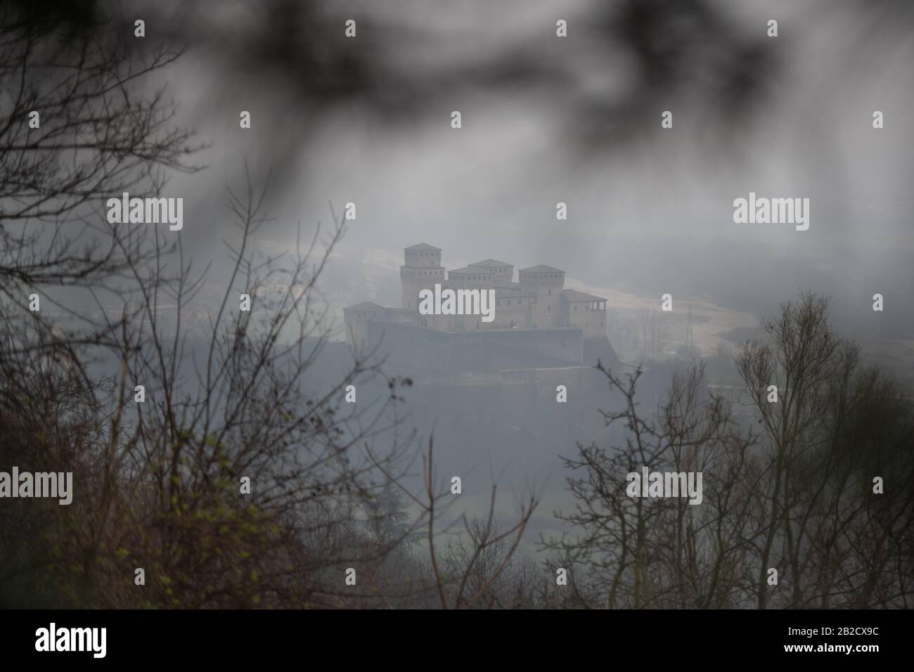 Castello di Torrechiara nei pressi di Parma, in Italia in una giornata di nebbia e pioggia Foto Stock