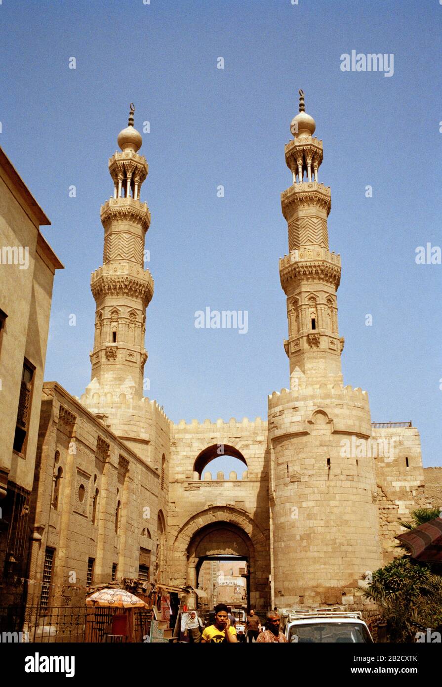 Fotografia di viaggio - minareti sopra la porta Fatimid Bab Zuweila al Cairo islamico nella città del Cairo in Egitto in Nord Africa Medio Oriente Foto Stock