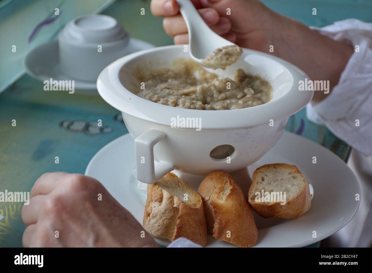 La metà della donna che mangia cibo tradizionale cambogiano Foto Stock