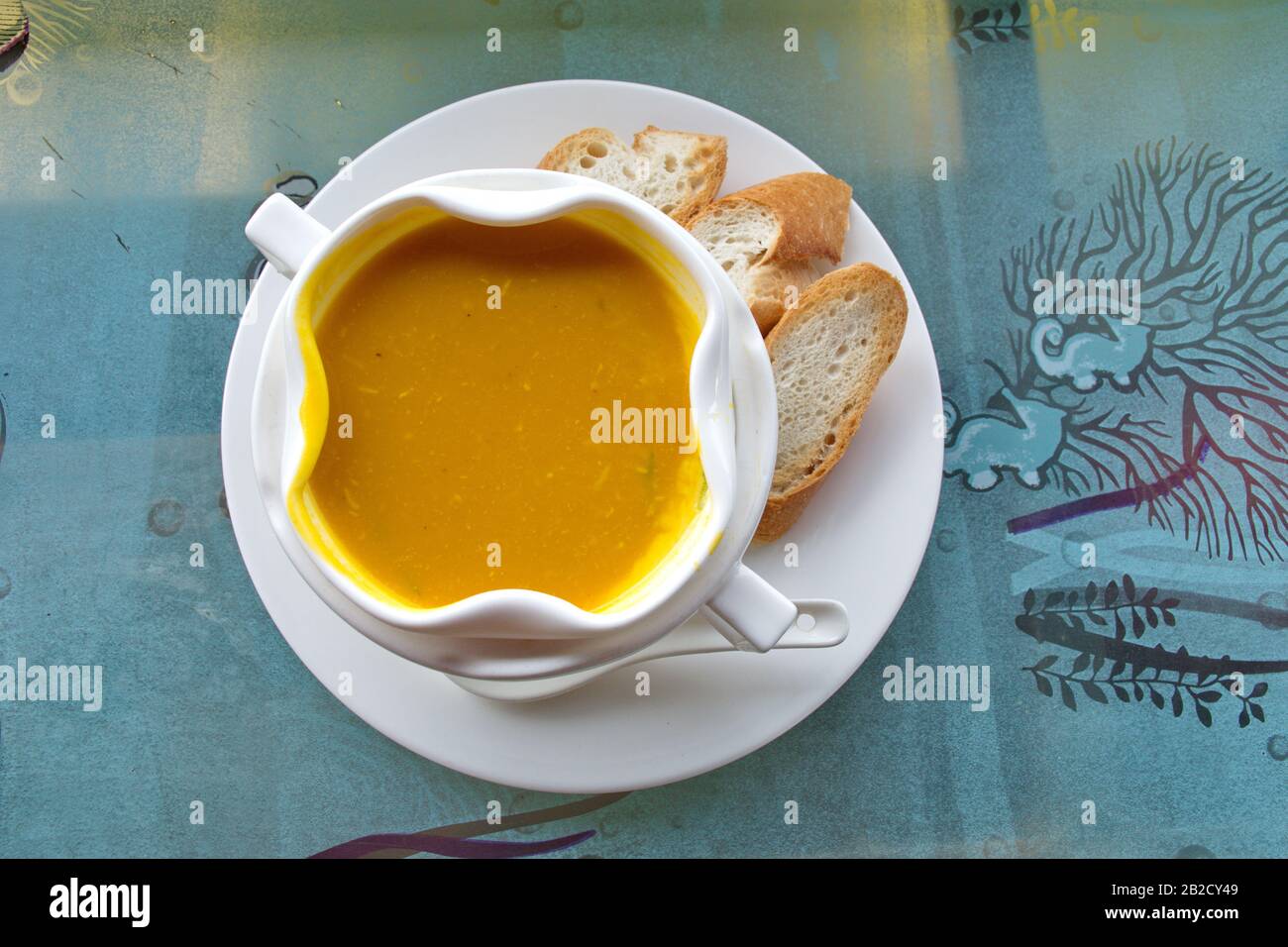 Direttamente sopra lo shot di zuppa di zucca su un tavolo Foto Stock
