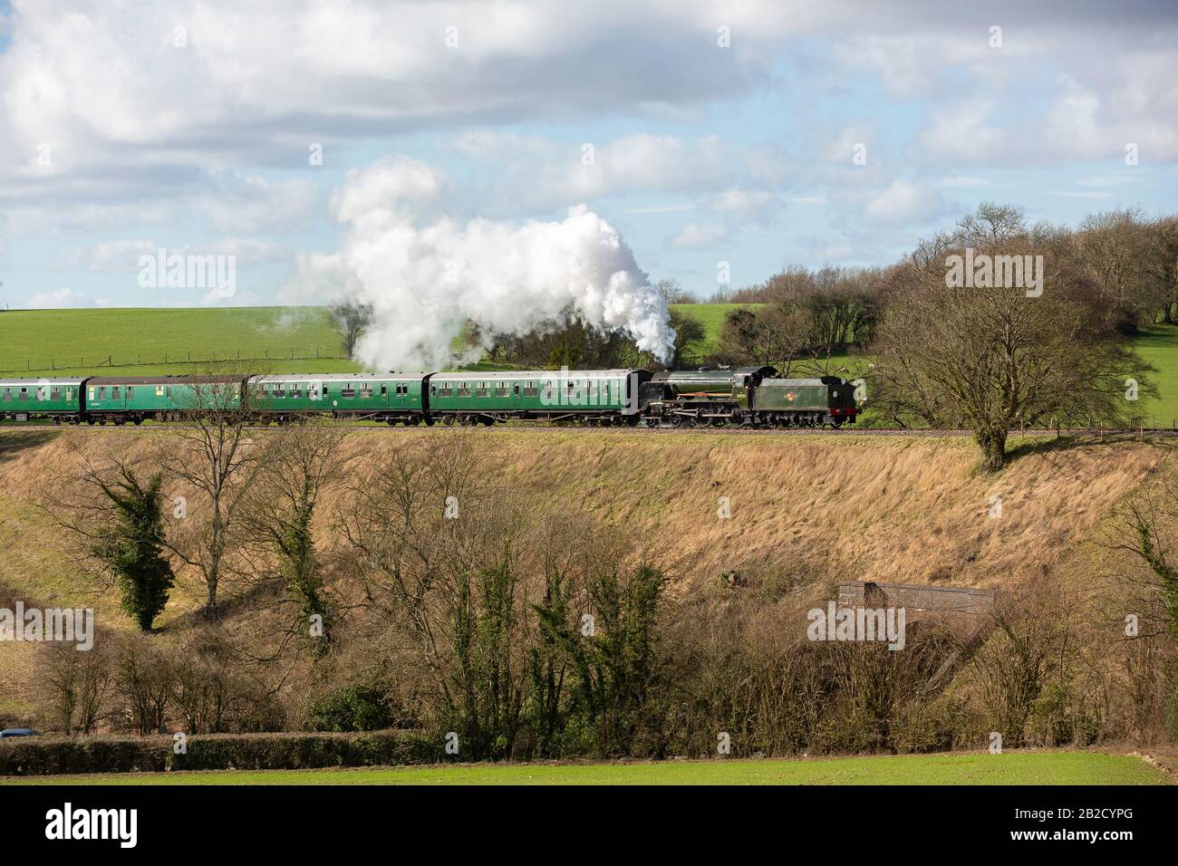 Scuole classe Cheltenham a velocità in retromarcia tirando un certo numero di pullman sulla Ferrovia Mid Hants. Foto Stock