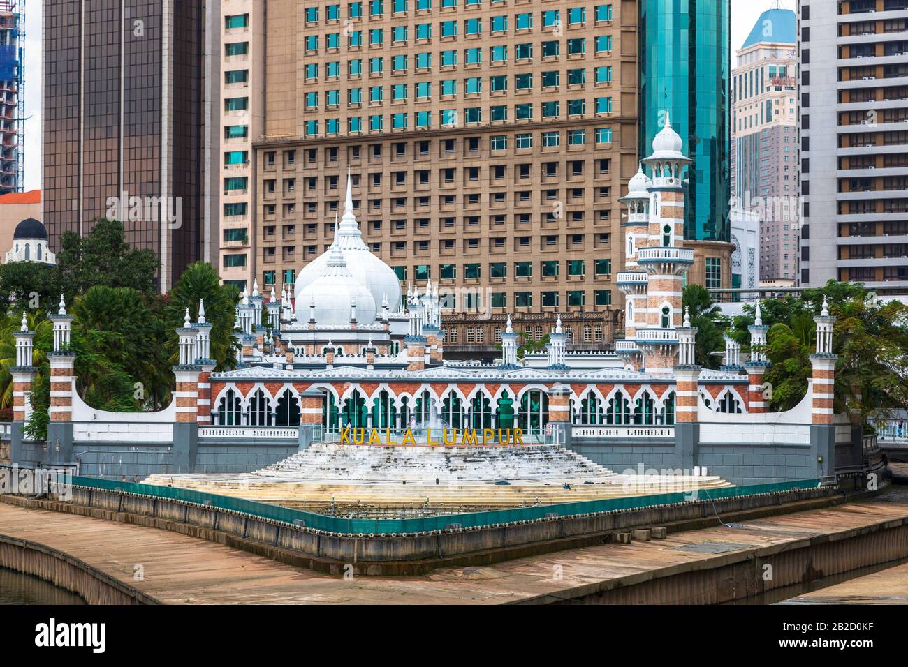 Masjed Jamek, una moschea a cupola di cipolla, progettata in stile Mogul dall'architetto britannico AB Hubbback come parte del progetto Rivers of Life Foto Stock