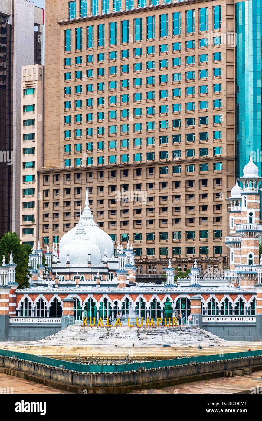 Masjed Jamek, una moschea a cupola di cipolla, progettata in stile Mogul dall'architetto britannico AB Hubbback come parte del progetto Rivers of Life Foto Stock