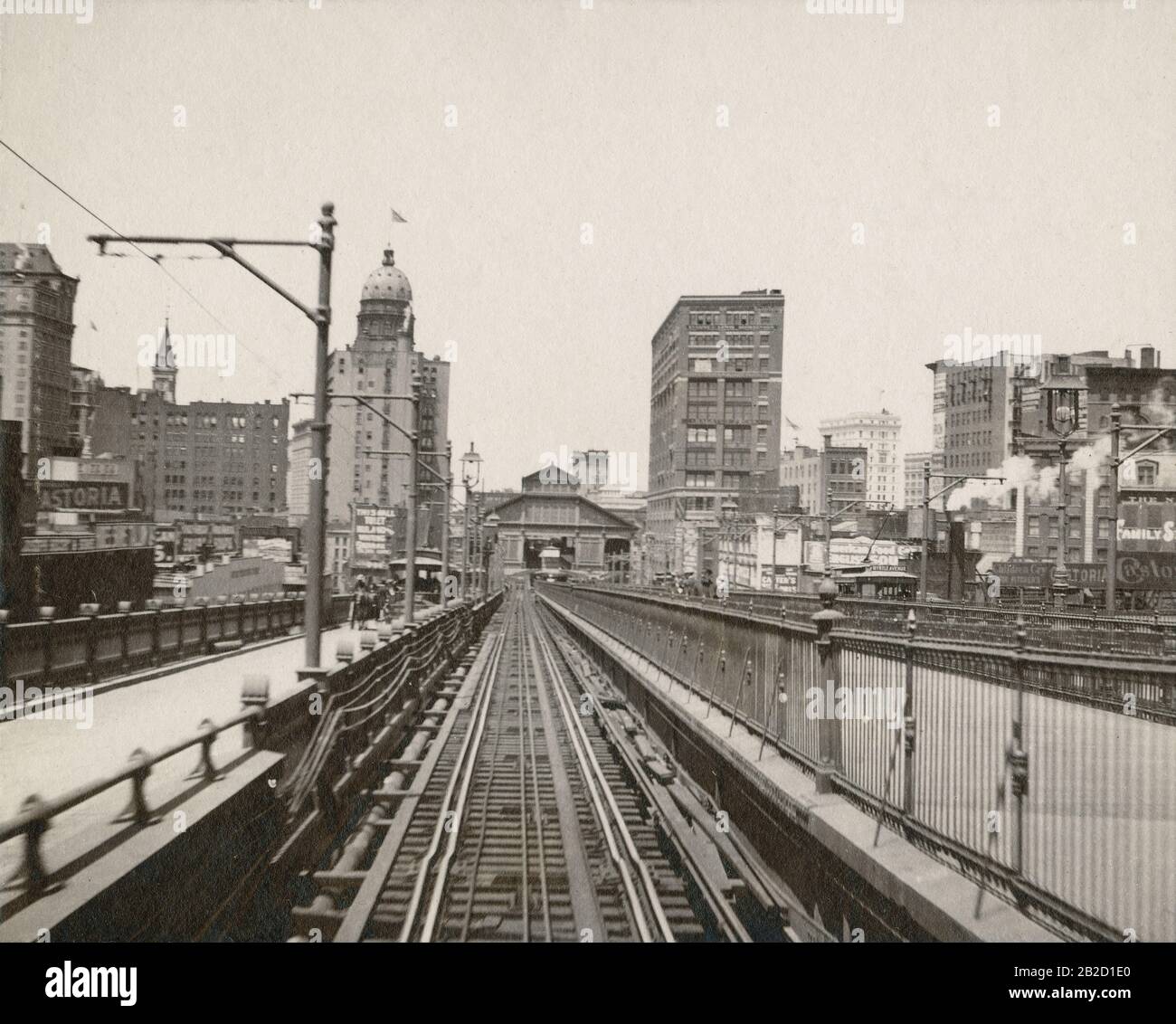 Antica fotografia del 1898, "guardando verso New York dal treno mobile sul Ponte di Brooklyn." FONTE: FOTOGRAFIA originale Foto Stock