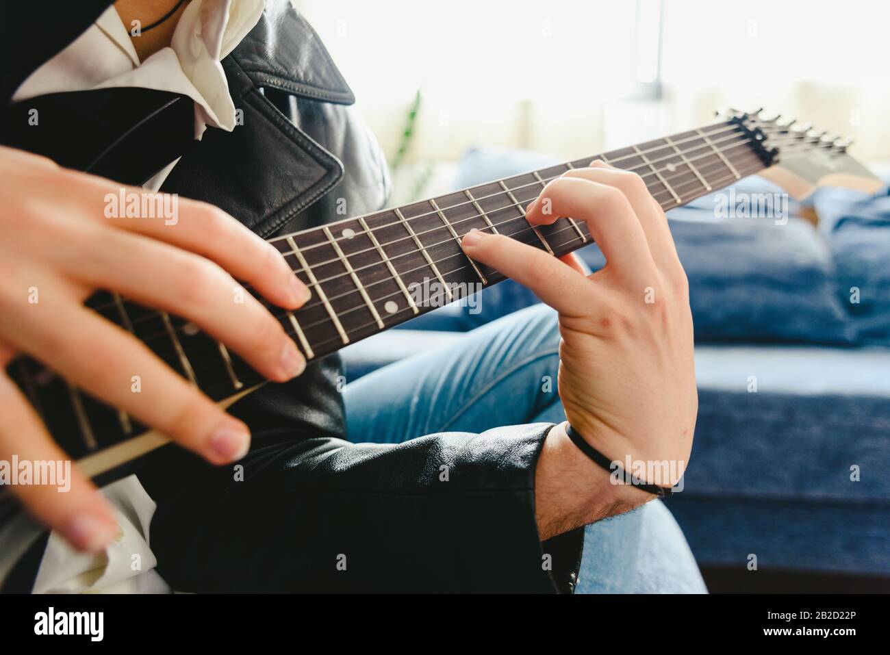 Chitarra elettrica maestro che insegna come posizionare le dita per suonare  un accordo Foto stock - Alamy
