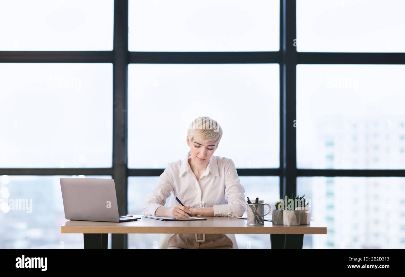 Businesswoman Di Successo Che Lavora Su Financial Report In Modern Office Foto Stock