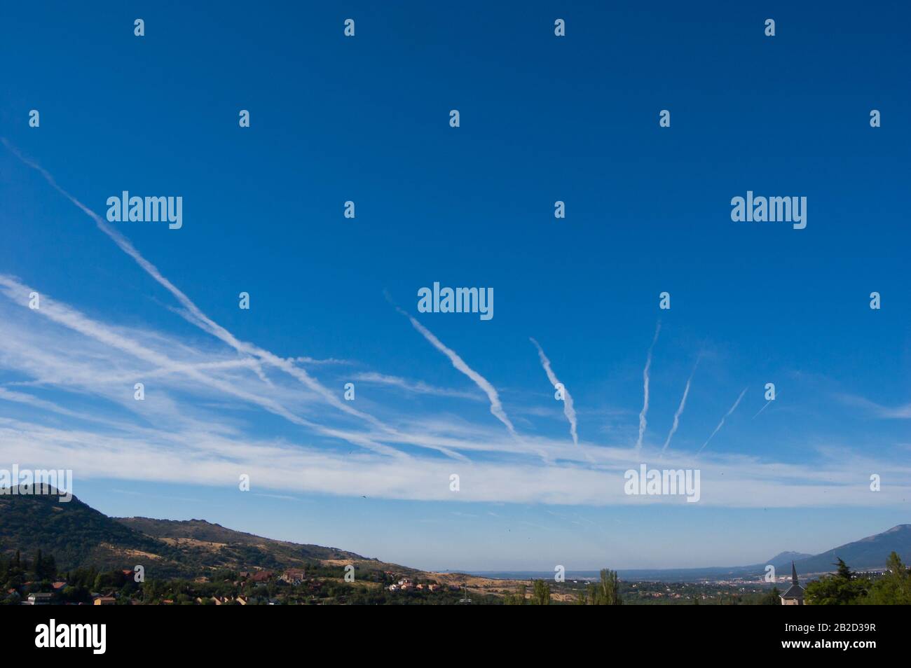 Cielo blu nuvoloso con contraglie nella valle di Cercedilla. Cielo blu pettinato dalle unghie Foto Stock