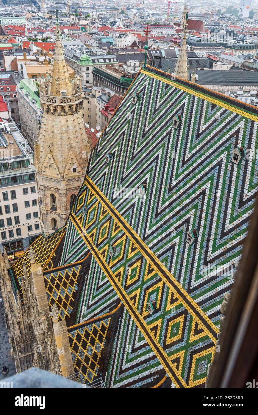 La Cattedrale di Santo Stefano (più comunemente conosciuta come Stephansdom) ha un tetto decorato in modo ornatato e riccamente colorato, lungo 111 metri e coperto da Foto Stock
