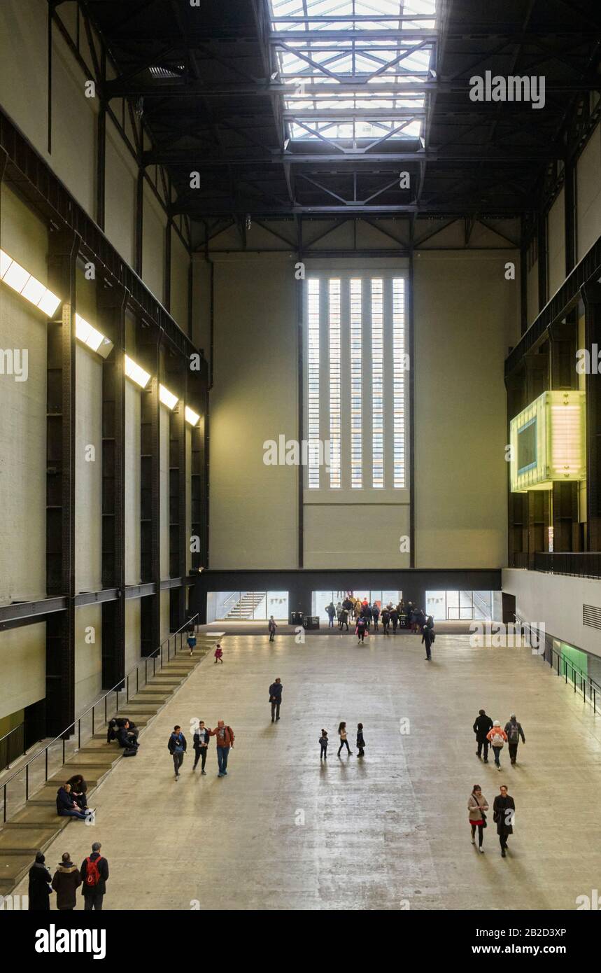 Interni che si affaccia sull'ingresso inferiore della galleria d'arte moderna Tate di Londra Foto Stock