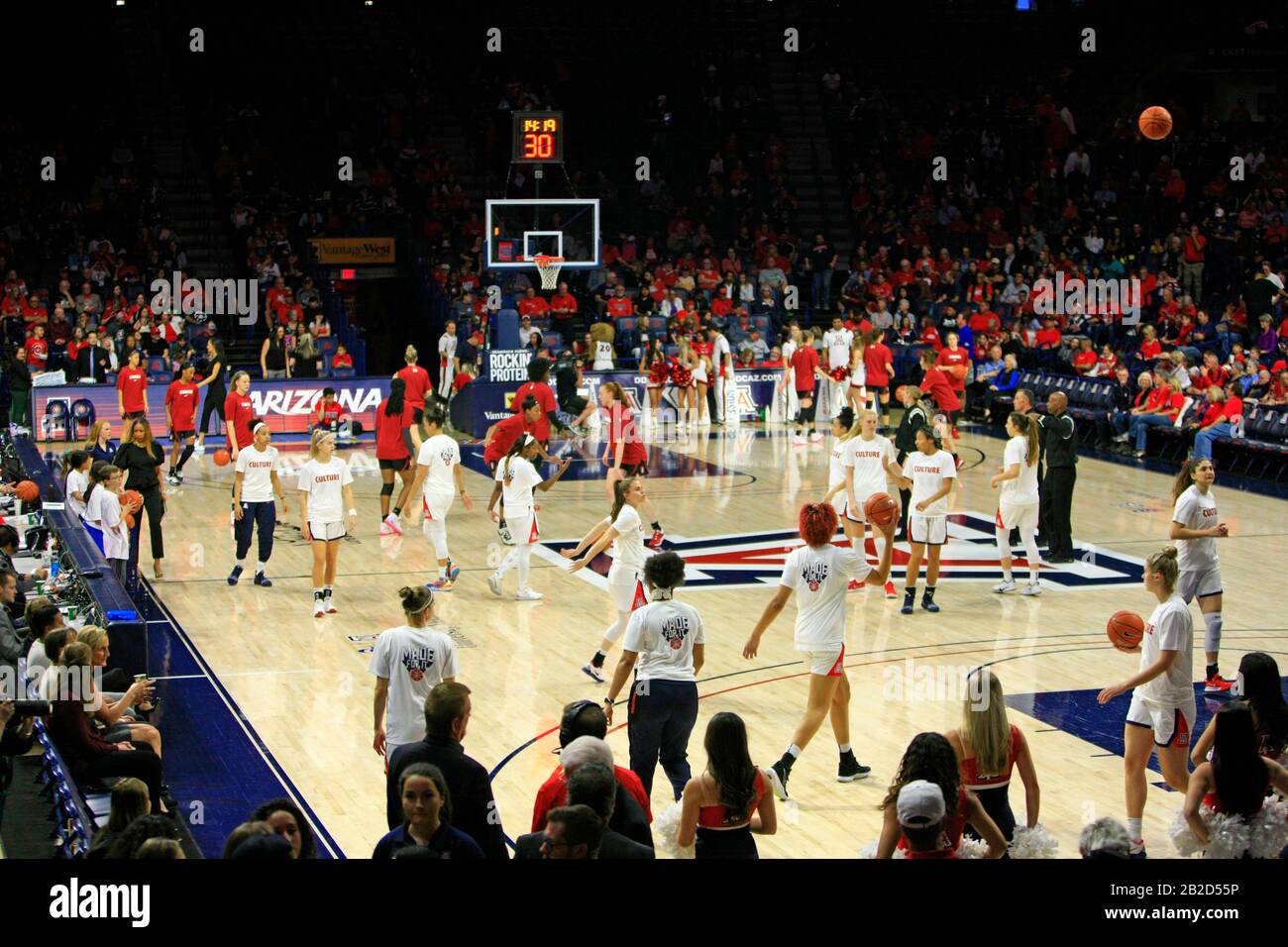 Arizona Vs Stanford Girls University Basketball game al centro di pallacanestro UofA McKale in Tucson Arizona Foto Stock