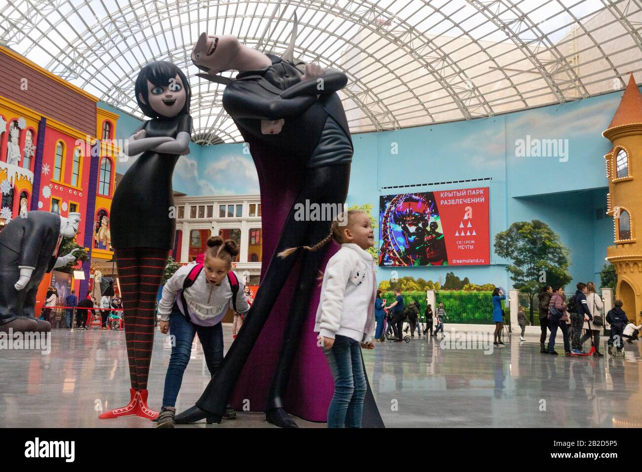 Mosca, Russia. 29th di febbraio, 2020 Persone visitano il parco divertimenti Dream Island di recente apertura a Mosca, Russia. Il nuovo parco include 10 aree a tema con numerose giostre, centri commerciali pedonali, un campo da cucina e ristoranti, una sala concerti e hotel Foto Stock