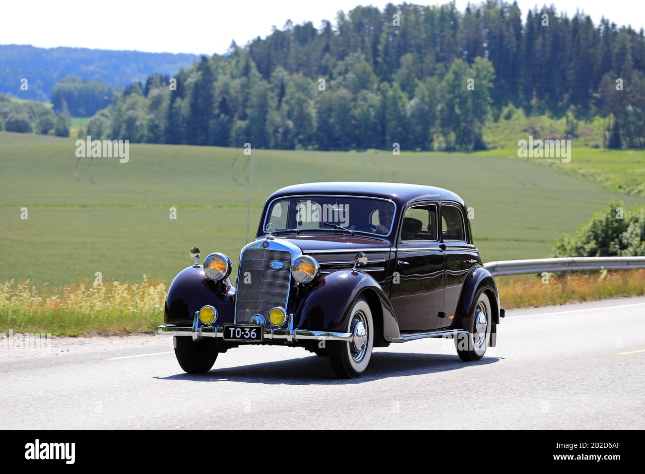 Mercedes-Benz 170 d'epoca, vernice di ciliegio nero, in movimento in autostrada in una bella giornata d'estate a Salo, Finlandia. 20 Giugno 2019. Foto Stock