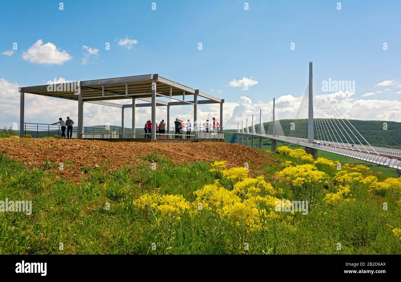 Francia, Viaduc de Millau (Viadotto di Millau), si estende sul fiume Tarn, punto panoramico belvedere Foto Stock