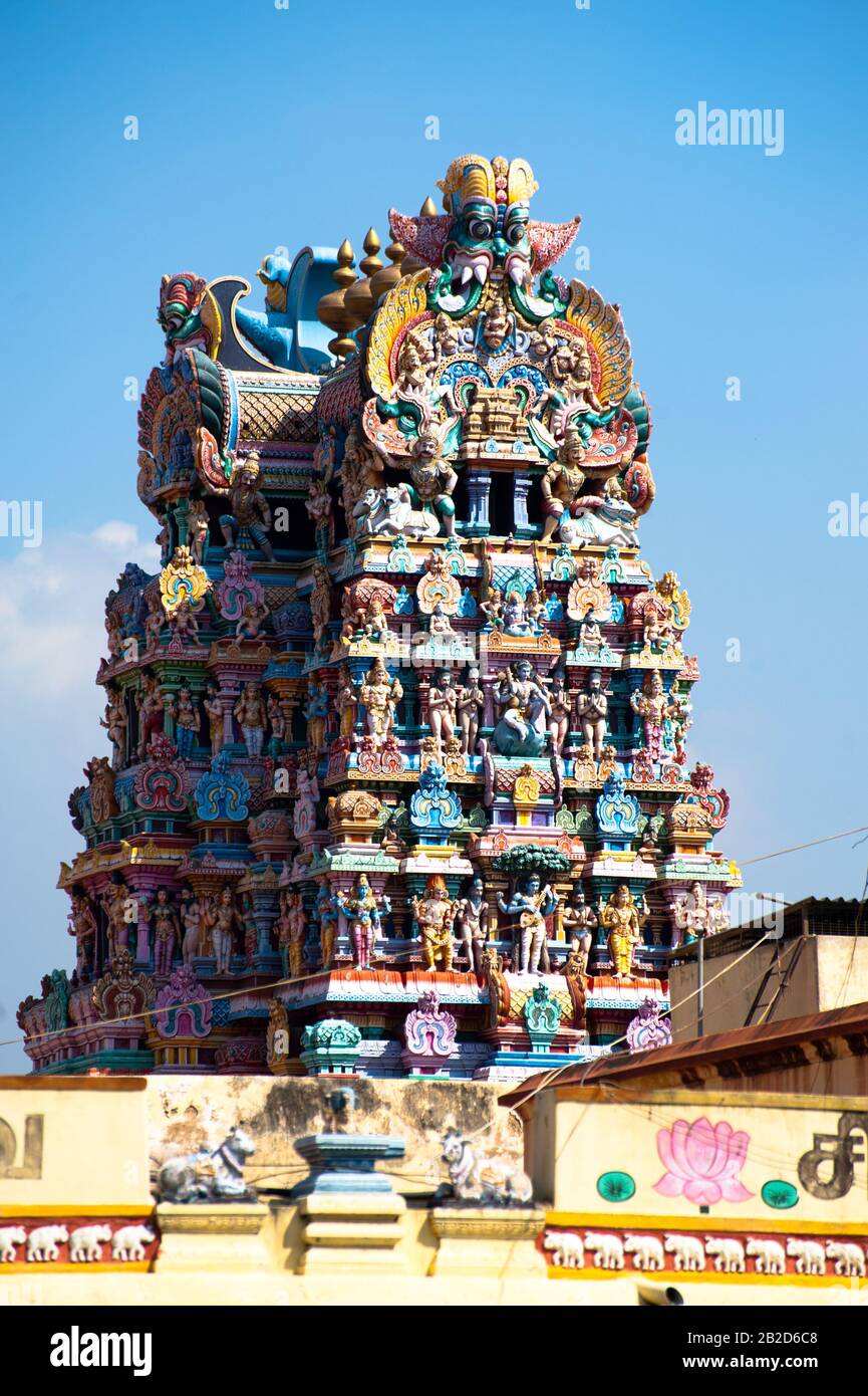 Great Indian architettura e arte religiosa. Gli dèi pantheon a Tempio Gopuram (torre) facciata antiche statue colorate di indiana Mahabharata eroi del Sud dell India Foto Stock