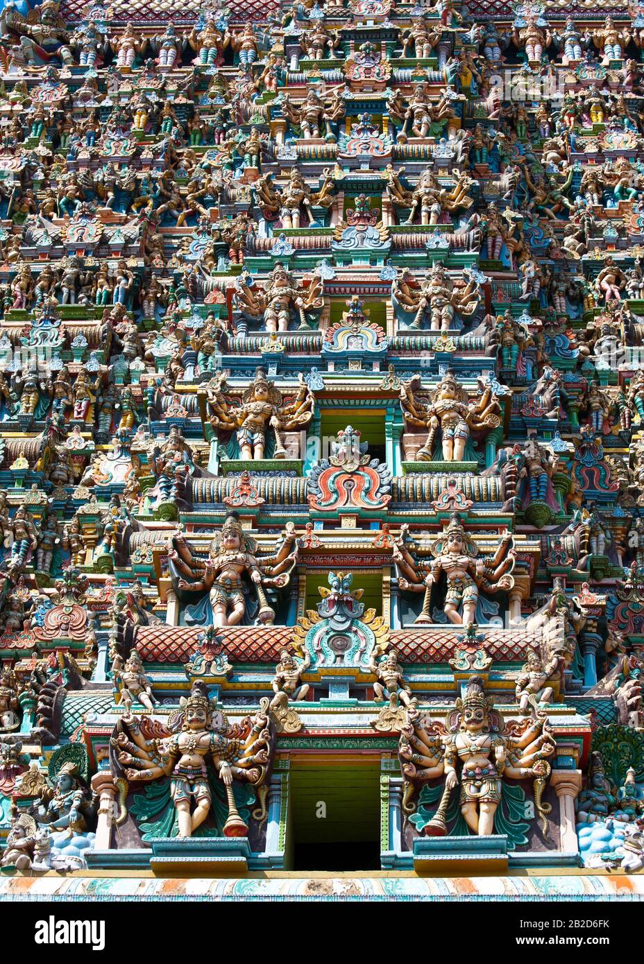 Great Indian architettura e arte religiosa. Gli dèi pantheon a Tempio Gopuram (torre) facciata antiche statue colorate di indiana Mahabharata eroi del Sud dell India Foto Stock