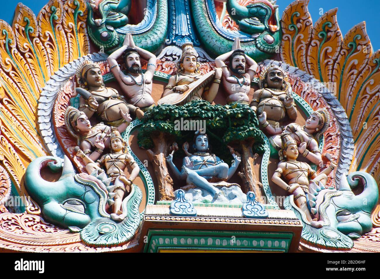 Great Indian architettura e arte religiosa. Gli dèi pantheon a Tempio Gopuram (torre) facciata antiche statue colorate di indiana Mahabharata eroi del Sud dell India Foto Stock