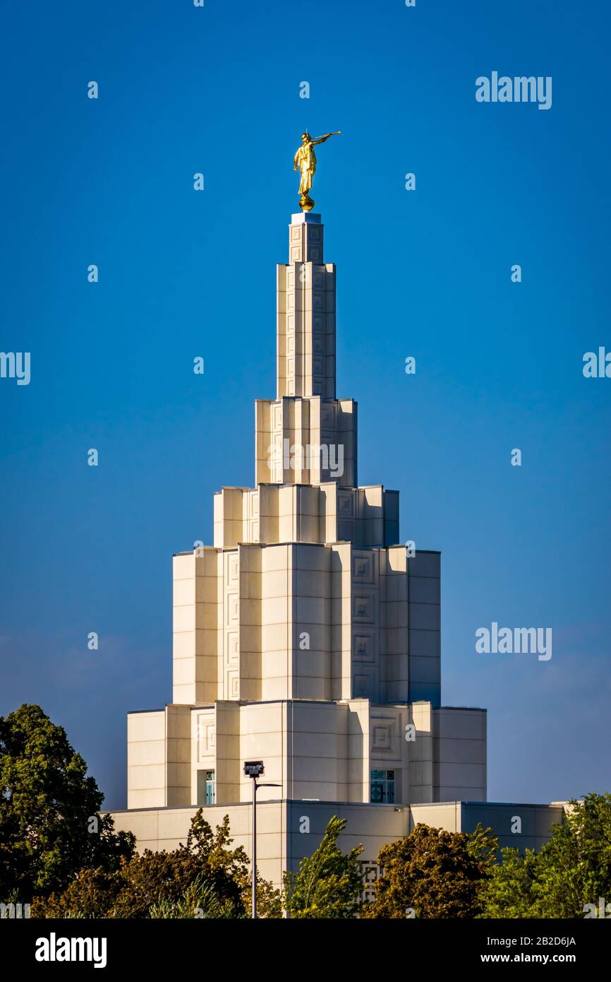 Tempio Mormon alle cascate dell'Idaho, con la statua di Angel Moroni in cima Foto Stock