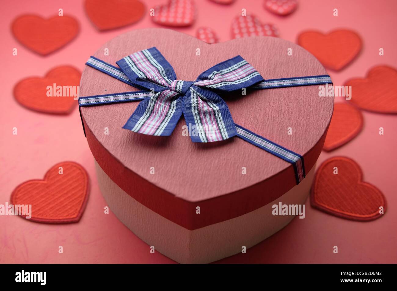 Primo piano della scatola regalo a forma di cuore sul tavolo Foto Stock