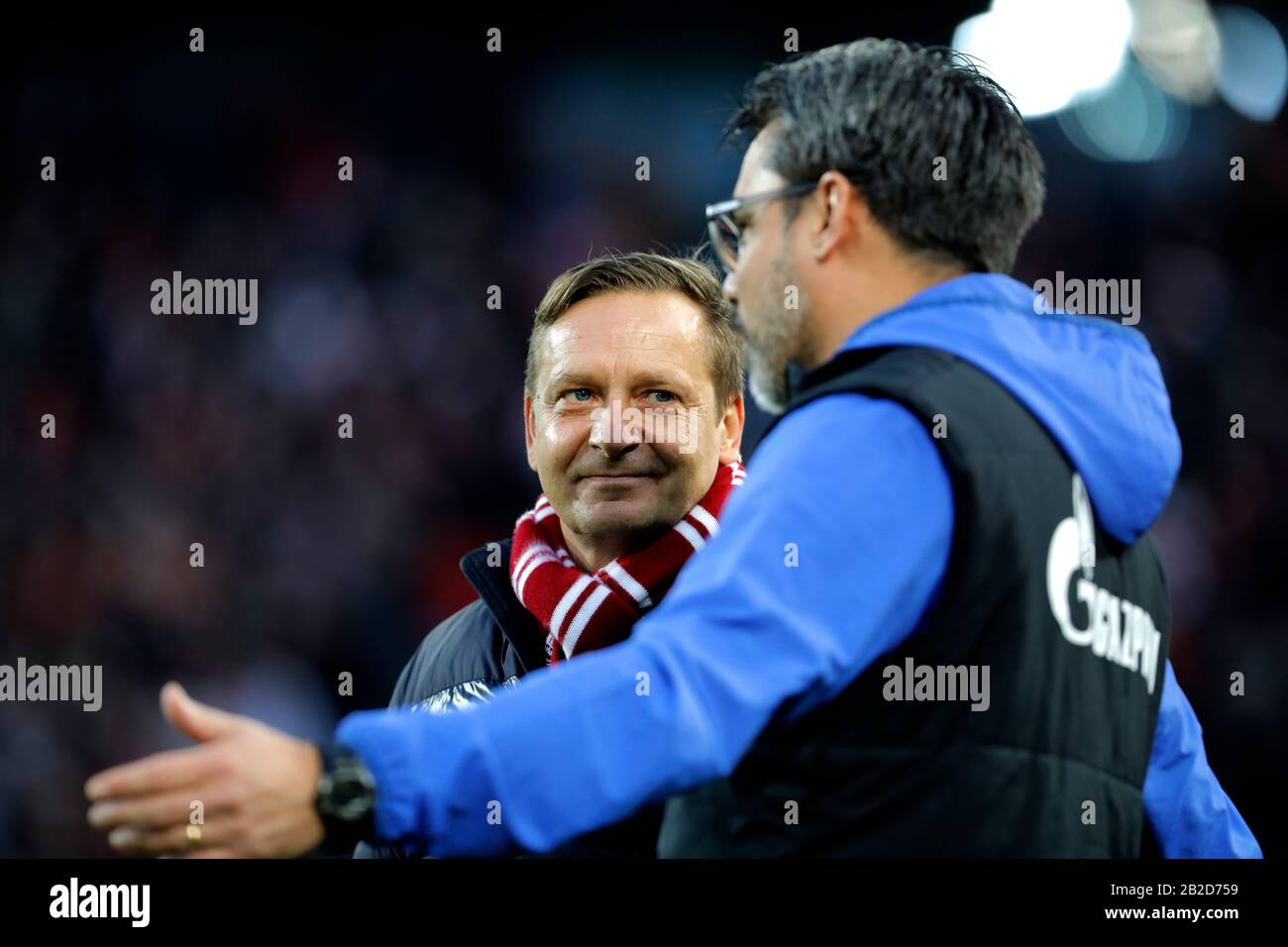 Kšln, Germania, RheinEnergieStadion, 29th Feb 2020: Il manager Horst Heldt (L) di Koeln parla con David Wagner di Schalke durante il primo Bundesliga Mat Foto Stock