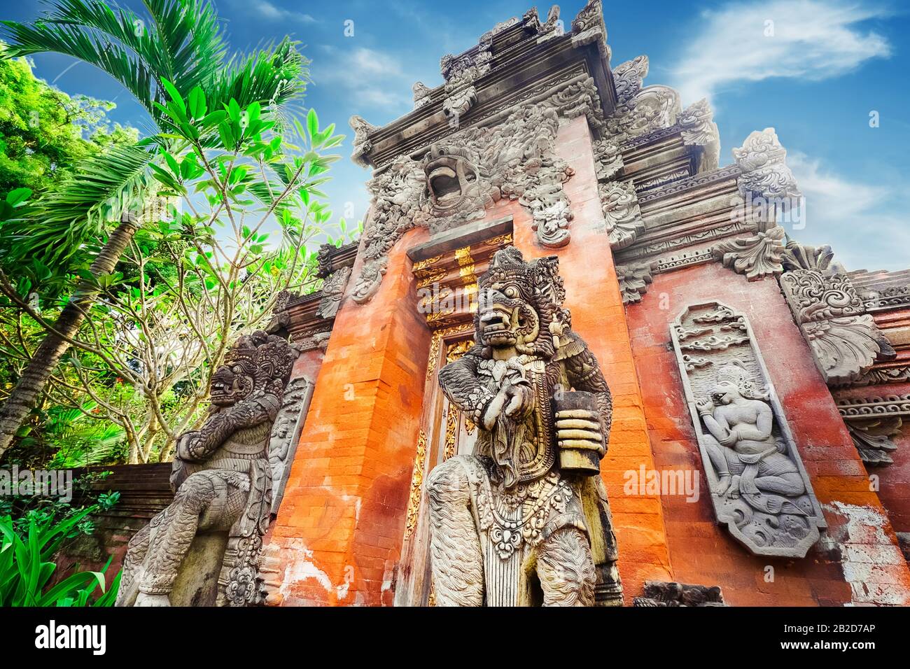 Maestoso e roccia alta statue Barong Lion Guard vicino santuario mura illuminate dal sole al giorno soleggiato, Gunung Kawi tempio complesso, Bali, Indonesia. In stile Balinese Foto Stock