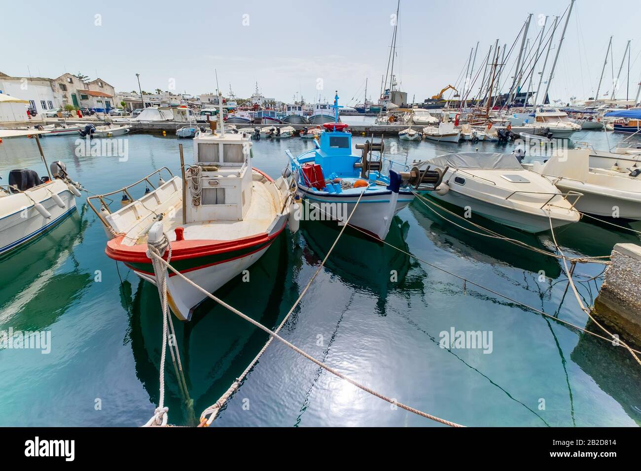 Vista panoramica dell'isola di Paros, famosa attrazione turistica, la città di Naousa. Zona passeggiata lungo il porto con ristoranti e negozi. Porto del Mar Egeo, b Foto Stock