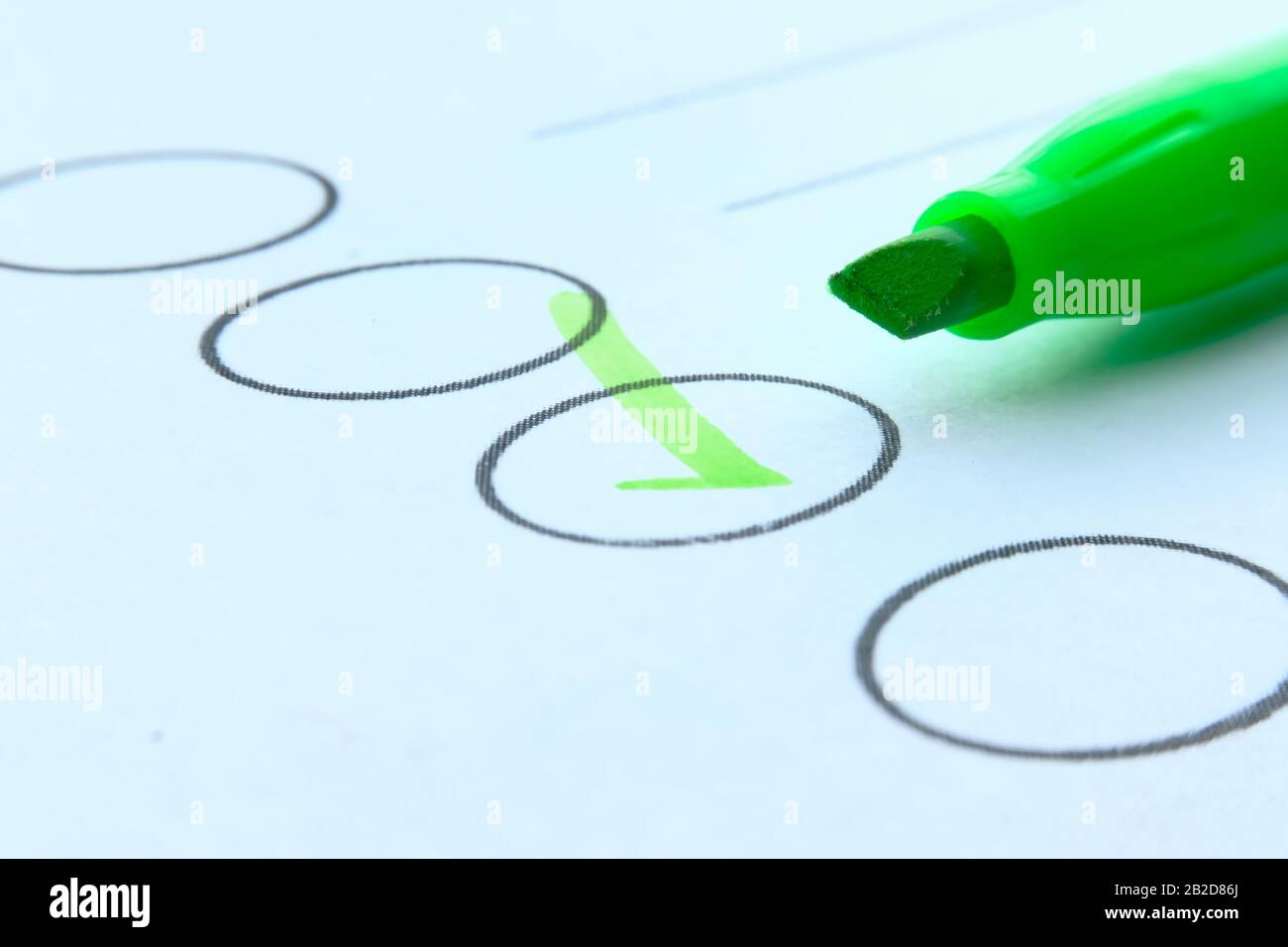 Chiudere il segno di spunta con la penna verde sulla carta Foto Stock