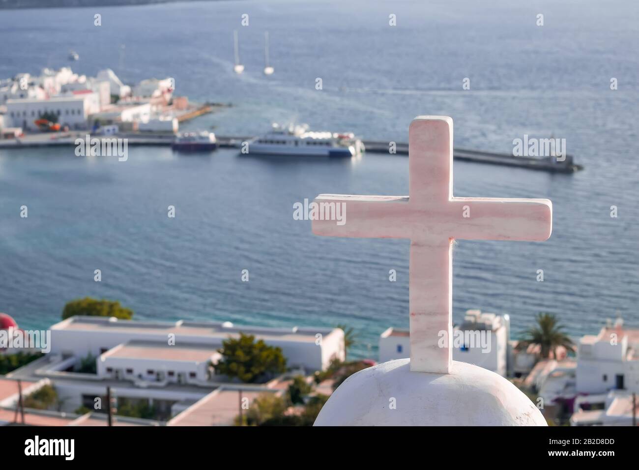 Panorama del tramonto sopra il porto di Mykonos con la chiesa greco-ortodossa croce di fronte. Vecchi mulini a vento (Kato Mili) - famoso punto di riferimento e attrazione turistica Foto Stock