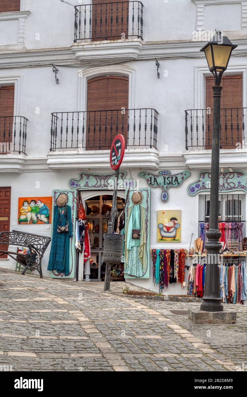Vejer de la Frontera, Cadice, Spagna - 1 marzo 2020: Caratteristico negozio di abbigliamento, accessori e decorazioni situato nella città turistica andalusa di Vejer Foto Stock
