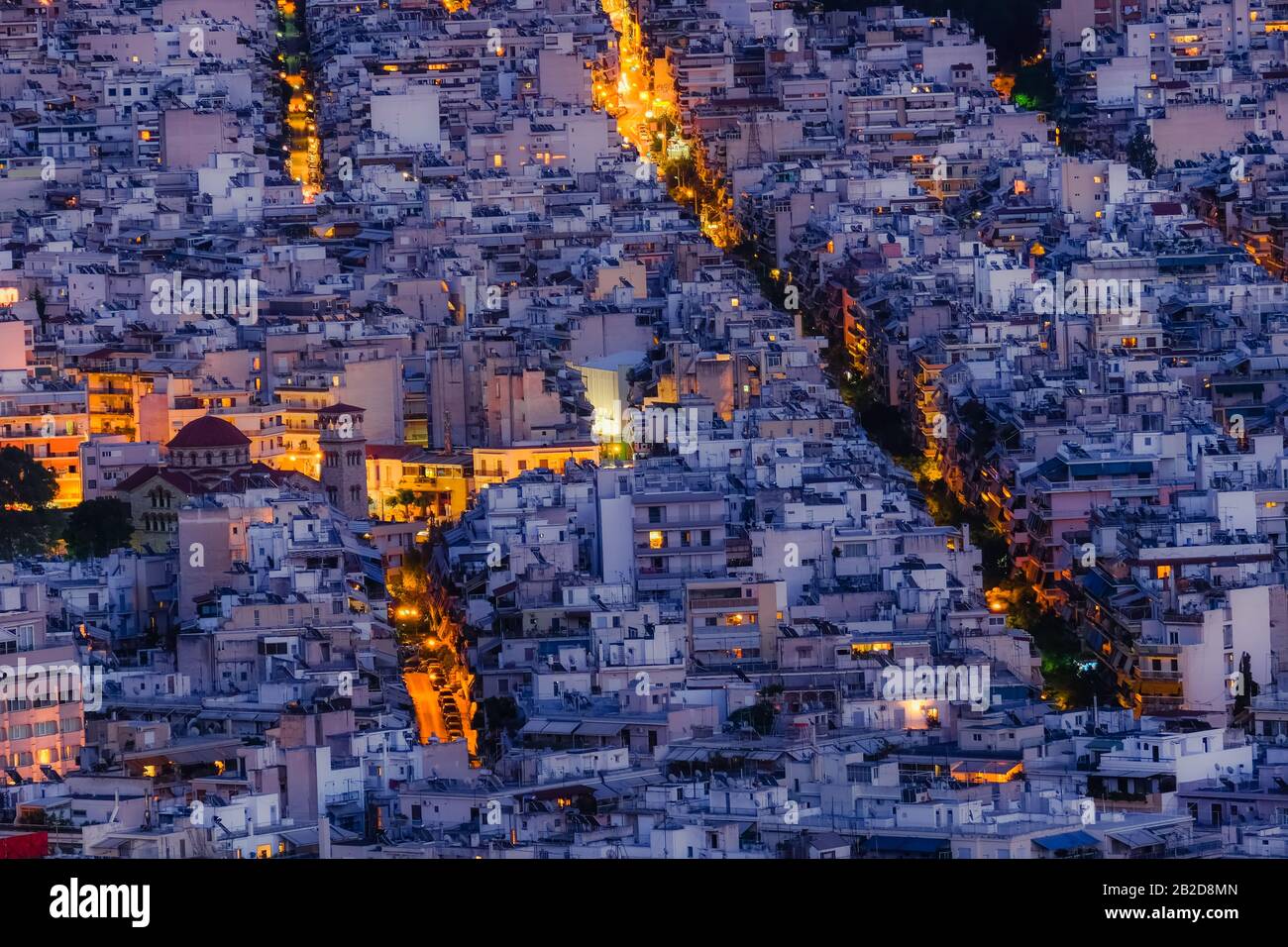 Incredibile vista notturna aerea del paesaggio urbano di Atene. Case bianche tradizionali di sera. Capitale della Grecia e famosa antica città mediterranea. Foto Stock
