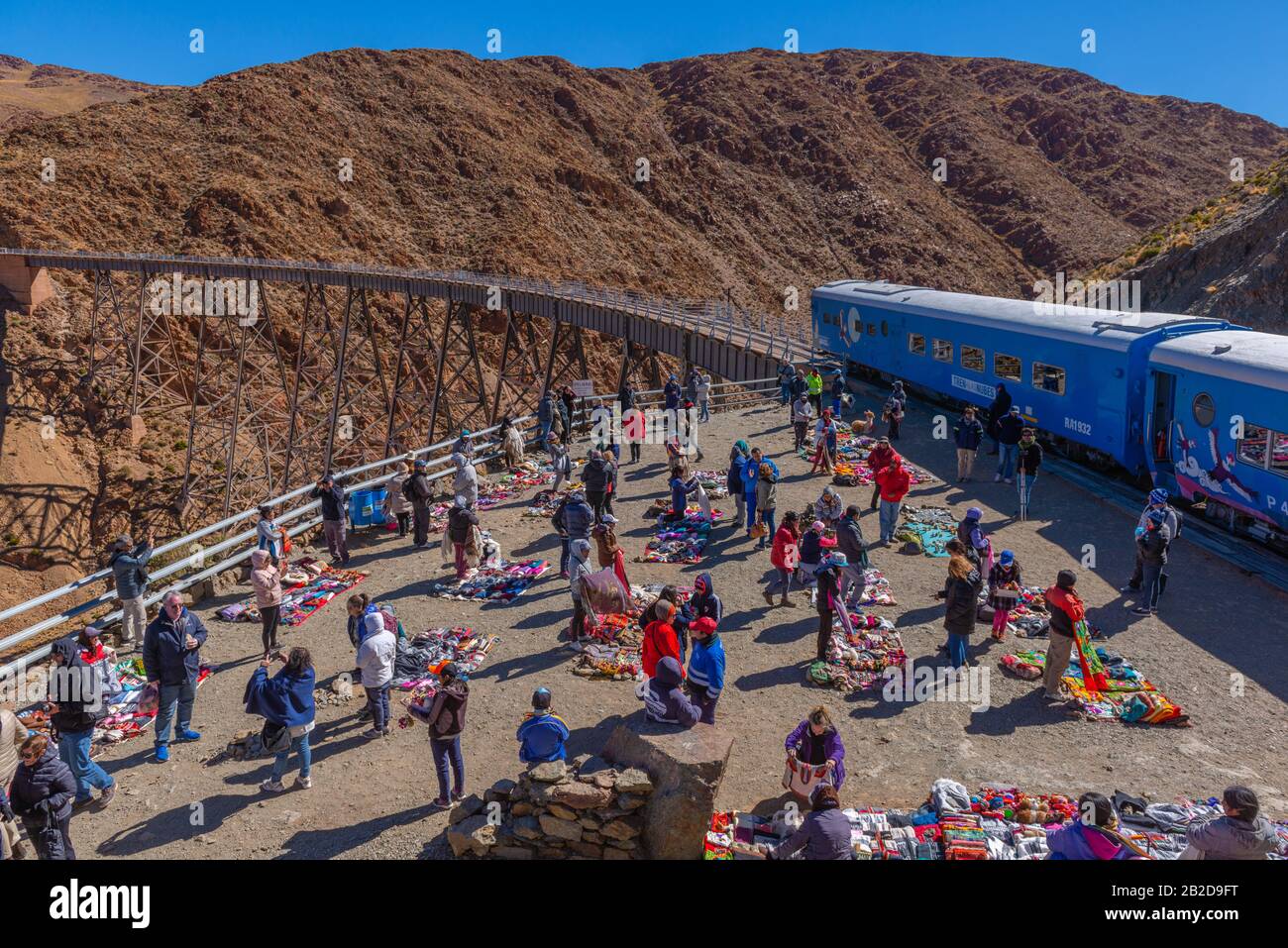 Mercato al Viadotto la Polvorilla, 4200m ALS, stazione finale del 'Tren a las Nubes', Provincia di Salta, Ande, NW Argentine, America Latina Foto Stock