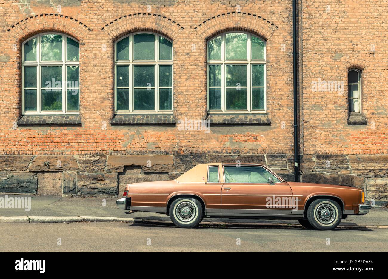 Oslo - Giugno 2019, Norvegia: Una classica auto americana retro parcheggiata su una strada vuota Foto Stock