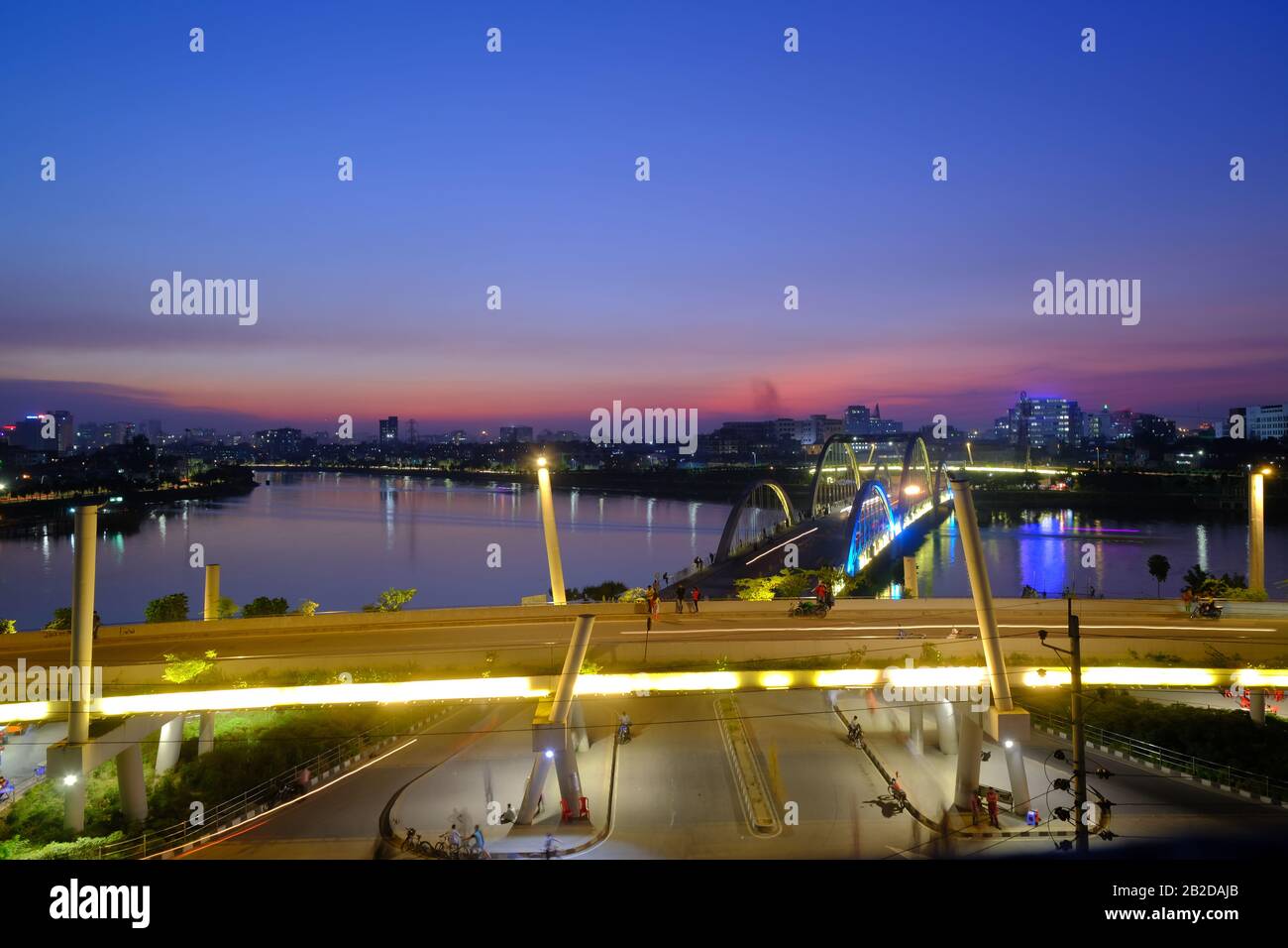 Vista della città illuminata dhaka di notte in Bangladesh Foto Stock