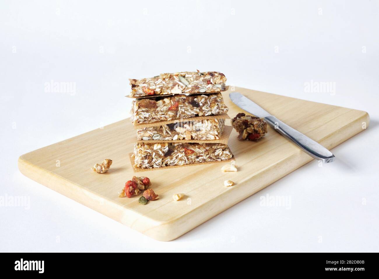 Impila di Barrette Di Granola fatte in casa su una tavola di legno. Foto Stock