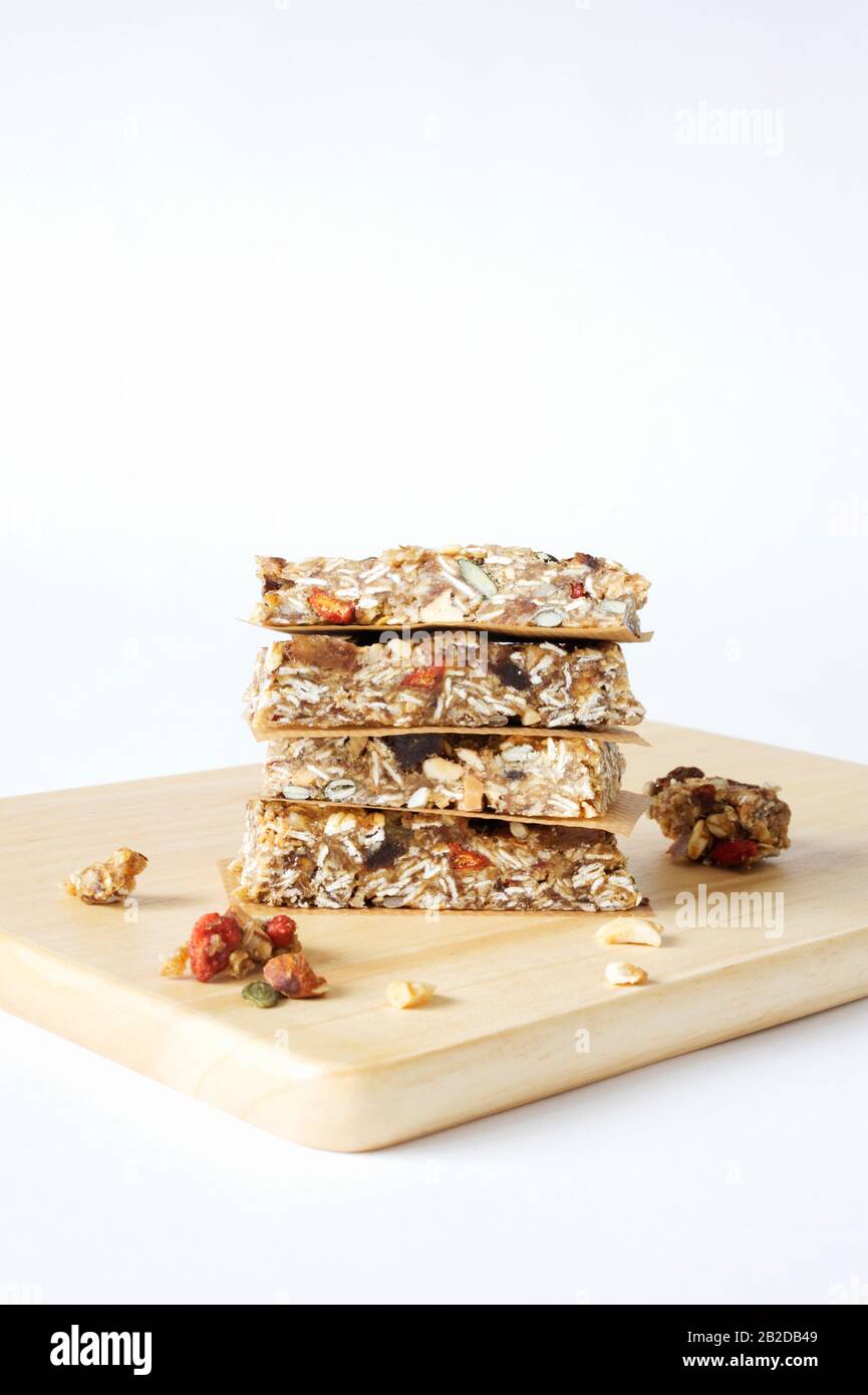 Impila di Barrette Di Granola fatte in casa su una tavola di legno. Foto Stock Impila di Barrette Di Granola fatte in casa su una tavola di legno. Foto Stock