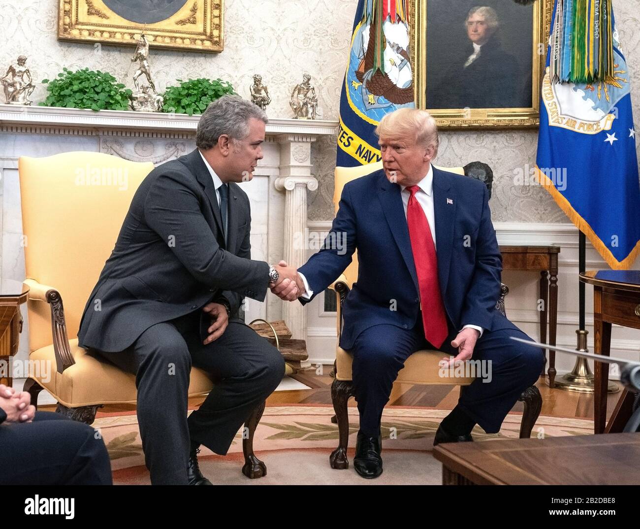 Il presidente Donald Trump (R) scuote le mani con il presidente colombiano Ivan Duque Marquez durante un incontro nell'Ufficio ovale alla Casa Bianca di Washington, DC il 2 marzo 2020. Credito: Kevin Dietsch/Pool via CNP /MediaPunch Foto Stock