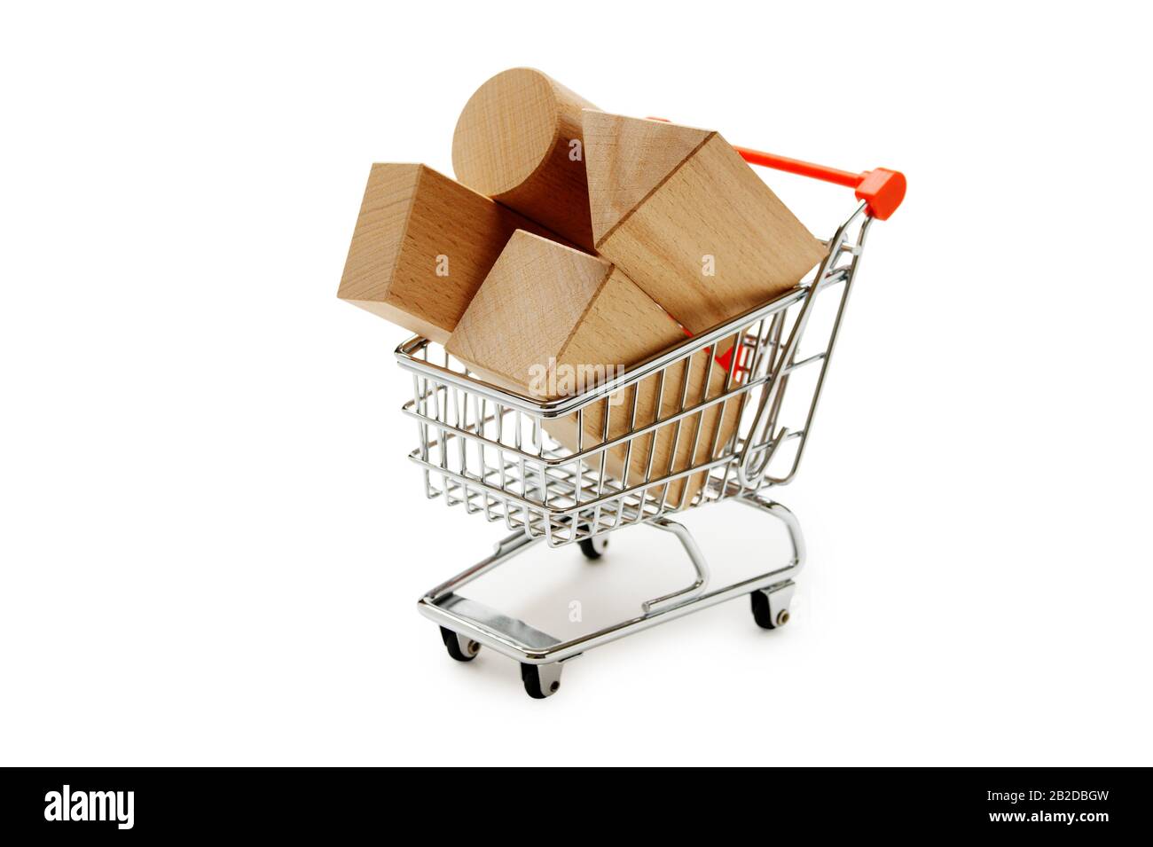 blocchi di legno per la costruzione in carrello per lo shopping isolato su uno sfondo bianco Foto Stock