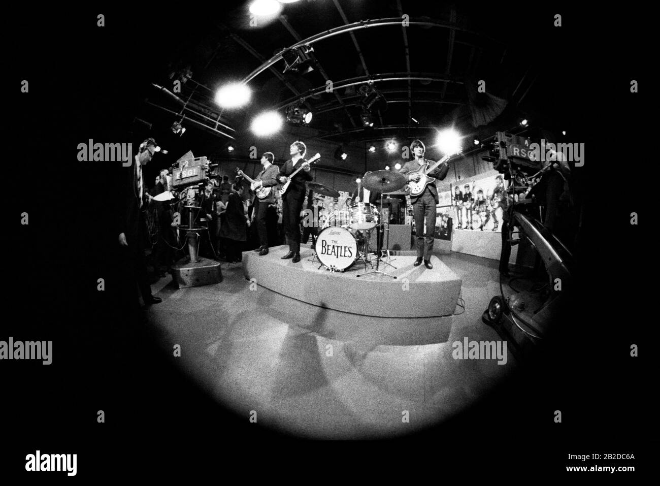 Londra, REGNO UNITO - 20 MARZO: (Fisheye) cantante e musicista inglese Paul McCartney, cantante, cantautore e chitarrista inglese John Lennon (1940-1980), musicista inglese, cantante e batterista Ringo Starr e musicista inglese, cantante e chitarrista George Harrison (1943-2001) suonano sul palco durante la seconda apparizione su Ready Steady Go! Il 20 marzo 1964 a Londra, Regno Unito.Credit: Icona e immagine / MediaPunch Foto Stock